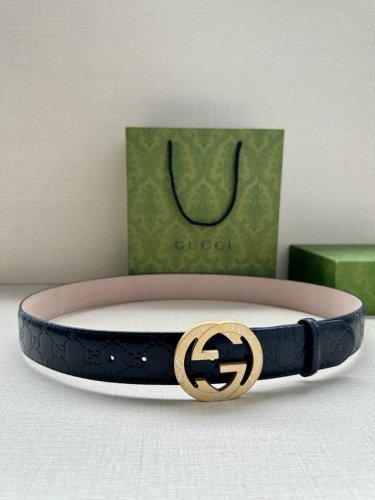 带宽3.8Cm Gucci 互扣式双g原单纹理钢扣腰带，采用热压印技术的gucci Signature皮革精制而成，触感厚实，印花图案清晰分明。