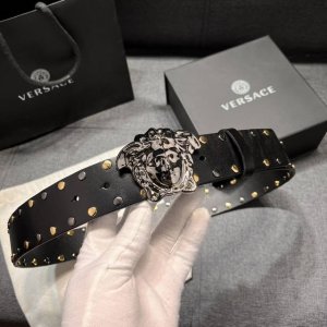 范思哲 宽4.0Cm 新款 皮革腰带，以经典 Versace 美杜莎头像装饰，皮带配有闪亮双色五金，增添造型魅力。完美时尚必备单品。