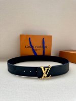 本季新款4.0宽 Lv印记可逆皮带为下班时的外观带来了新鲜的街头服饰精神。受教练鞋底的启发，皮革表带上凹陷了 “Vuitton” 的名称，而Lv首字母扣则带有色