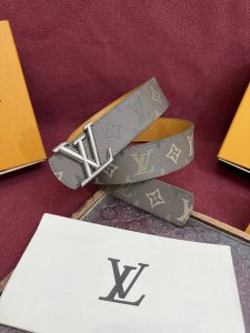 Monogram Surplus涂层帆布表带， Lv Initials Monogram Surplus 40Mm腰带被其阳刚的色调所强化，而其宽度与光泽的银色