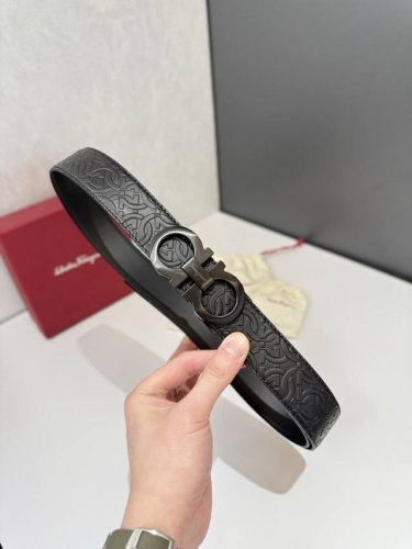 菲拉～格慕 Salvatore ～Ferragamo 是一家意大利奢侈品牌，以其高品质的皮革制品、鞋履和配饰而闻名。菲拉格慕的腰带是其经典产品之一，通常采用优质
