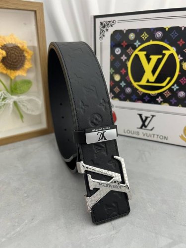 品名：Lv..路易..威登原单 材质：原单牛皮腰带 百分百头层牛皮腰带保证真皮，24K纯钢扣，专柜原单品质、做工精细，时尚大牌，送人自用首选 包装： 请认准如图