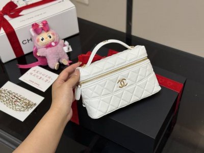 配折叠盒飞机盒 Size：19.12Cm 香奈儿饭盒 Hobo 又称流浪包 包身轻便又有容量 又精美又实用，性价比超高 推荐入手之一 太好搭啦！随手一提！出门！