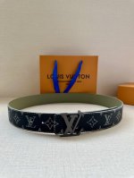 4.0宽: 新款lv Initiales 双面腰带出自 2025 春夏系列，为渐变帆布点缀缓缓淡出的 Lv 字母和monogram 花卉，翻转即现光滑皮革。莹泽