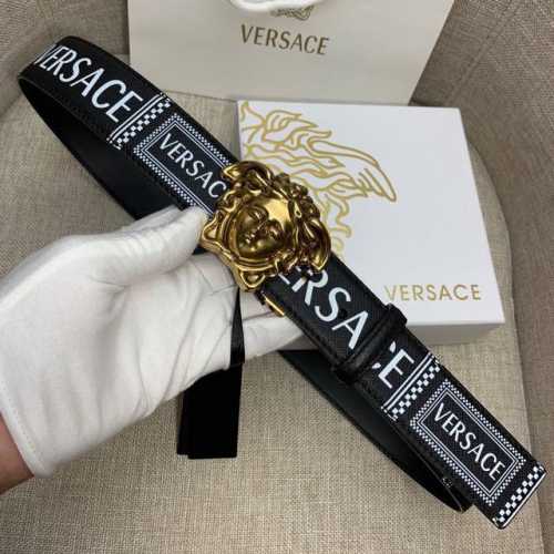 宽度3.8Cm Versace范思哲经典款十字纹印花搭配新款旋转扣：此款腰带配有醒目的美杜莎头像搭扣，可为任何造型增添几分立体雅致效果。