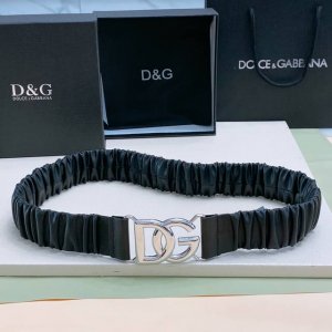 Dg 徽标卷褶牛皮弹力腰带，整体包裹软质卷褶牛皮覆层，风格干练摩登，浅金色、银色 电镀金属 Dg 徽标搭扣 4Cm 尺寸S M L Xl