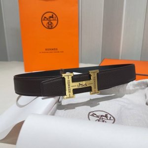 HermèS 爱马仕 采用双面头层牛皮，Togo面细纳帕底精品纯钢花纹扣头打造 ，双面可用，柔软细腻，时尚休闲易搭配，商务百搭大方，不失精致高雅，简约大气！ 宽