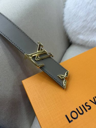 Lv 路易威登 3.0Cm双面腰带 专柜品质双面进口小牛皮,可双面使用.纯铜五金扣。配件深受品牌辉煌的经典设计所影响，得以重新诠释 支持专柜芯片防伪感应验证