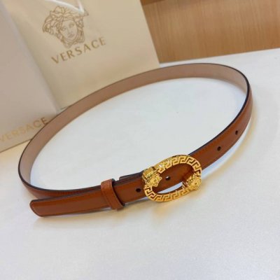 范思哲Versace2.0Cm细腰带采用原版头层软皮革制成，饰有标志性立体五金搭扣。