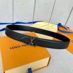特 P170 寬度：35Mm Lv S-Lock系列 寬度3.5Cm 驢家法國原廠荔枝紋皮料 搭配獨特的大菱形新型掛扣 雙面用