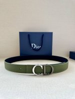 特 宽度3.5Cm Dior 这款腰带扣采用“Cd”标志造型，以金属覆层黄铜精心打造。可与各式 35 毫米腰带搭配，提升格调，打造优雅精致的造型。