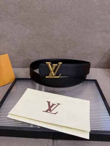 Lv Dimension 4.0双面腰带将经典格调引入新颖尺幅设计。皮革压印 Lv 字母和 Monogram 花卉，与纤秀 Lv 字母搭扣相映成趣，令品牌标识低