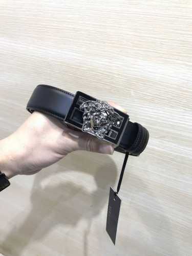 送专柜包装 打孔针 批专柜同款、实拍专柜官网，尺寸:宽35Mm，原版立体半脸间色美人头扣 ，极富设计美感 ，双面采用进口原版小牛皮压花，彰显个性，清晰美观，皮质