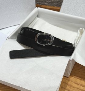 Chic 20 毫米腰带 DDD 这款腰带从同名手袋汲取灵感，采用光滑牛皮革材质精心制作，搭配富有光泽的饰面金属腰带扣，两边镶嵌白色树脂珠饰，提升格调，可与经典