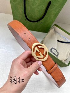 皮带宽度3.8Cmgucci在春夏系列，品牌标志性的双G菱形钢扣标识经重新诠释后，以光彩夺目的金色调呈现在这款男士黑色光面皮革腰带上。