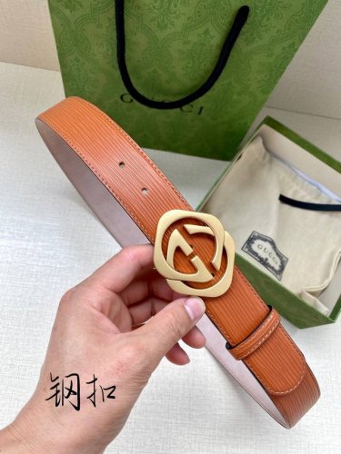 皮带宽度3.8Cmgucci在春夏系列，品牌标志性的双G菱形钢扣标识经重新诠释后，以光彩夺目的金色调呈现在这款男士黑色光面皮革腰带上。