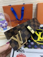 品名：Lv..路易..威登原单 材质：原单牛皮腰带 百分百头层牛皮腰带保证真皮，24K纯钢扣，专柜原单品质、做工精细，时尚大牌，送人自用首选 包装： 请认准如图
