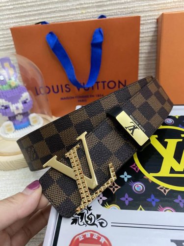 品名：Lv..路易..威登原单 材质：原单牛皮腰带 百分百头层牛皮腰带保证真皮，24K纯钢扣，专柜原单品质、做工精细，时尚大牌，送人自用首选 包装： 请认准如图