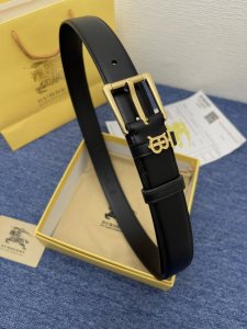 品牌 巴宝莉 特 描述 经典系列新品腰带，采用小牛皮材质，完美搭配手工车线，经典配色，可搭配商务西装或更为休闲的造型。腰带为法国尺寸，请在购买前参阅腰带尺寸指南