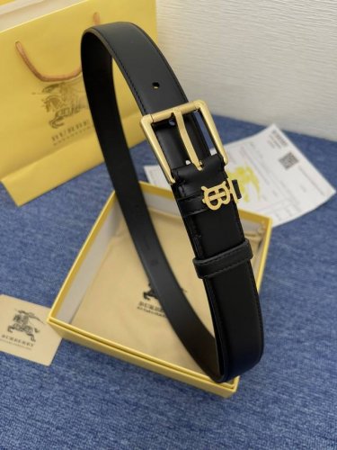 品牌 巴宝莉 特 描述 经典系列新品腰带，采用小牛皮材质，完美搭配手工车线，经典配色，可搭配商务西装或更为休闲的造型。腰带为法国尺寸，请在购买前参阅腰带尺寸指南