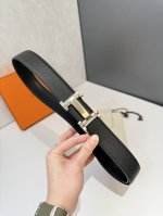 爱～马仕 HermèS 腰带是奢侈品牌爱马仕的经典配饰之一，以其高品质的皮革、精湛的工艺和标志性的设计闻名。 自动平滑扣腰带 精钢五金 搭配原版皮腰带身 长度可