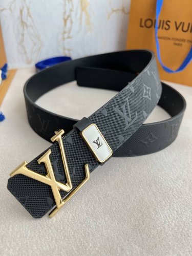 品名： Lv..路易..威登腰带皮带原单 型号：挂扣，经典纯钢材质挂扣，头层牛皮，实物拍摄 材料：头层牛皮，挂扣系列，纯钢材质扣头，钯镀电镀工艺永不掉色。原版头