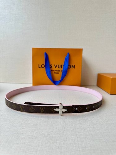 2.0宽 Lv Mini Flowergram 双面腰带取材 Monogram 帆布和缝线皮革，以尖瓣 Monogram 花卉搭扣映衬榄尖形腰带末端，为纤细设计