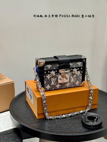 礼盒包装 复刻版 Size：19*12Cm Lv水洗渐变牛仔 小盒子Petite Malle Lv Petite Malle硬箱子 搭配重工链条 顶级原单 超高