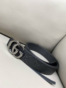 Gucci3.5Cm饰长方形搭扣双面腰带Gucci品牌倾情呈献多款双面长方形搭扣男士腰带，一面以标志性图案彰显品牌内涵，另一面以中性色调皮革尽展商务风范。这款腰