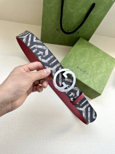 特 P180 宽度3.8Cm Gucci 这一宽版腰带上的双G元素呼应古驰宠儿精选手袋，交织字母配件则为这一单品更添魅力。这款配饰现已成为Gucci的高辨识度单