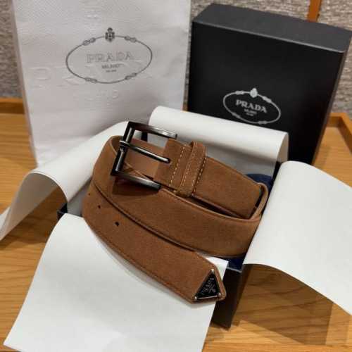 普家麂皮腰带 Prada这款绒面牛皮革腰带风格简约而不失精致，末端醒目装饰涂珐琅三角形金属徽标. 宽度3.5Cm.