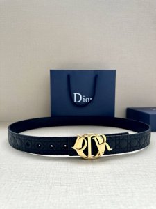 宽度3.5Cm 这款 Dior Charm 腰带扣是夏季男装系列新品，采用不锈钢真空电镀饰面黄铜精心设计，重新演绎经典的 Dior 标志。可与各式 35 毫米腰