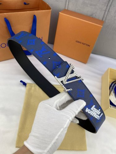 4.0宽 Initiales Everyday 双面腰带令 Louis Vuitton 标识加入经典 Monogram 图案，再以丝滑小牛皮演绎沉稳一面，搭配