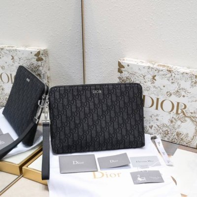 专柜正品有售 原单质量 Dior迪奥Oblique手拿包 配专柜图片盒子 型号：A251 A5手拿包 米色和黑色 Oblique 印花 外部饰以金属覆层黄铜镌刻