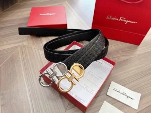 首选Ferragamo菲拉格慕 皮带将摩登设计与精湛的手工技艺完美结合；压花纹带身 打造出风格华贵典雅，实用性和款式并重；3.5Cm宽 搭配最新原版真空电镀五金
