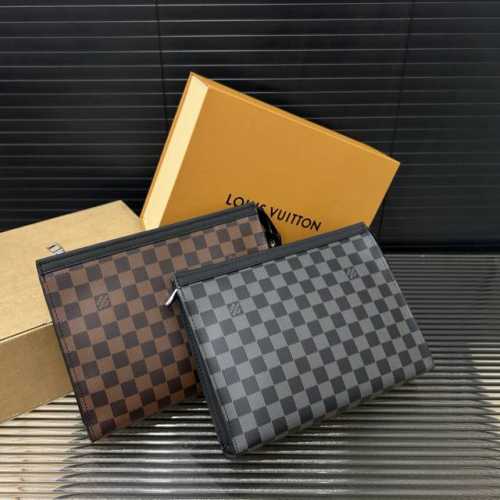 Louisvuitton 路易威登 Lv Pochette Voyage 手袋男士手拿包 洗漱包 实物拍摄 原厂原版面料 配送 礼盒 27 X 21 Cm。