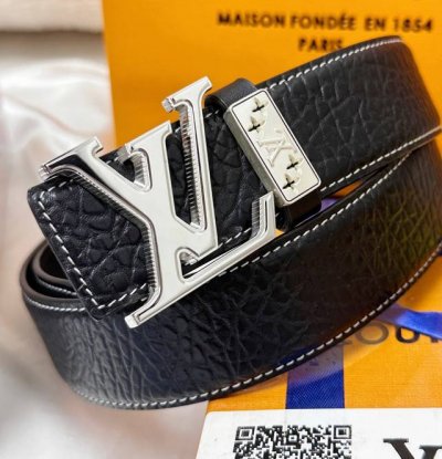 皮带：Lv.路易威登顶级复刻- 腰带：原单品质百分百进口头层牛皮，保证真皮。雕花镂空.侧边条纹点缀工艺.真空电镀.永不掉色.24K纯钢扣头层小牛皮.纹路细腻双面