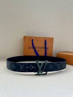 Lv 牛皮压花Pont Neuf皮带宽40毫米这款Taurillon 腰带采用Lv Logo压花设计，进口牛皮面料手感柔软细腻，适合各种风格类型使用，经典设计
