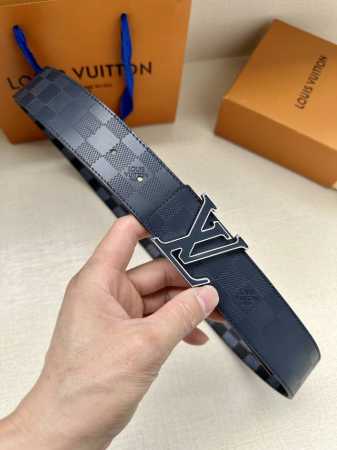 特 本款4.0宽Lv Initiales 双面腰带聚焦品牌经典 Damier 格纹，以 Damier Graphite 帆布和 Damier Infini 皮革 - 点击图像关闭
