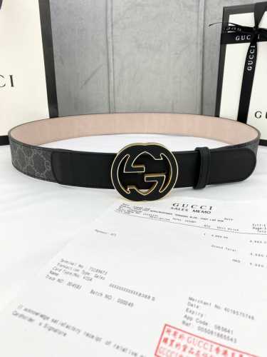 宽度4.0Cm Gucci 这款腰带在新款系列中惊艳亮相，采用以标志性米色 乌木色组合呈现的品牌双G精品钢扣字母交织图案，与黑色皮革材质相得益彰。双G搭扣采用做