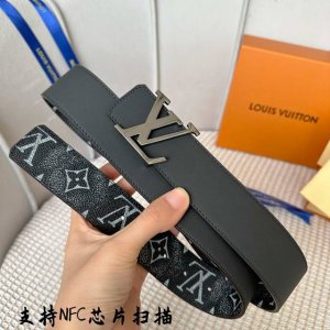 特 L0Uis Vuitt0N 專櫃最新升級版本 寬度40毫米 精湛工藝定制帆布面料襯托進口小牛皮黑色底 搭配精鋼字母搭扣 雙面用 經典百搭款！