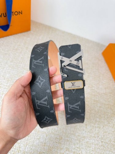 品名： Lv..路易..威登腰带皮带原单 型号：挂扣，经典纯钢材质挂扣，头层牛皮，图片实物拍摄 材料：头层牛皮，挂扣系列，纯钢材质扣头，钯镀电镀工艺永不掉色。原