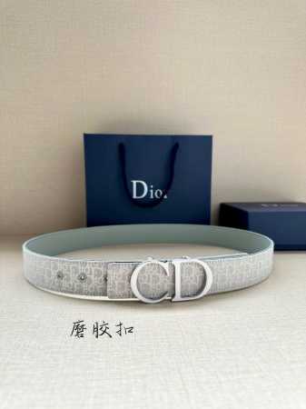 特 宽度3.5Cm Dior 这款腰带扣采用磨胶“Cd”标志造型，以金属覆层黄铜精心打造。可与各式 35 毫米腰带搭配，提升格调，打造优雅精致的造型。 - 点击图像关闭