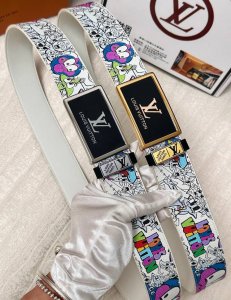 皮带：Lv.路易威登顶级复刻- 腰带：原单品质百分百进口原厂头层牛皮，保证真皮。方形雾面浮雕设计工艺.真空电镀.永不掉色.24K纯钢扣头层牛皮涂鸦彩绘系列双面两