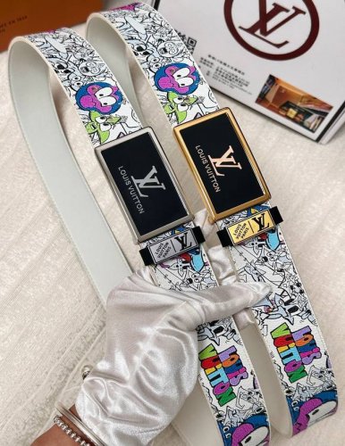 皮带：Lv.路易威登顶级复刻- 腰带：原单品质百分百进口原厂头层牛皮，保证真皮。方形雾面浮雕设计工艺.真空电镀.永不掉色.24K纯钢扣头层牛皮涂鸦彩绘系列双面两