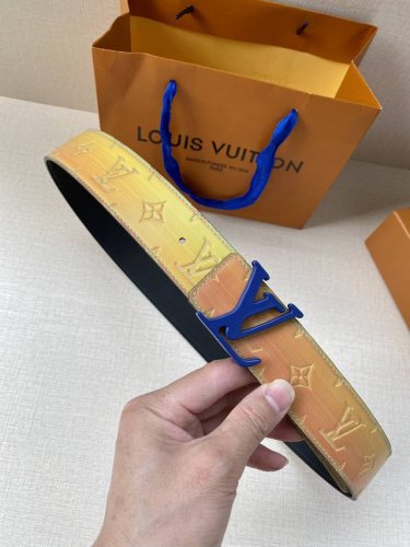 特 4.0宽:Pyramide Trunk L’Il 双面腰带以品牌经典元素烘托醒目数字印花，纪念 Virgil Abloh 的第七场路易威登时装秀。Lv Py