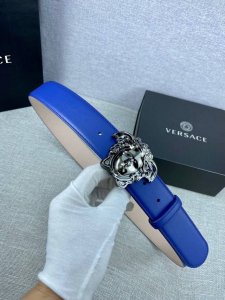 宽度3.8Cm Versace范思哲此款皮带采用优质皮革精制而成，饰有白金色Medusa Biggie搭扣，配有腰带环。