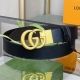 古奇～纹理皮革的双面皮带，饰有双G扣。硬件的灵感来自70年代的档案设计 众议院的标志性时代。黑色皮革反转为棕色皮革互G 3.7Cm皮带宽度