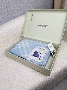 B家。 奶蓝色 低调的奢侈感极品柔美精英高手级别的时髦感围巾这款Burberry羊绒羊毛混纺围巾，越看越爱，越看越时髦，越看越喜欢这种工艺和配色一看就知道不是一