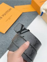 L0Uis Vuitt0N 宽40毫米，搭配精品钢扣，商务服装造型的完美搭配。